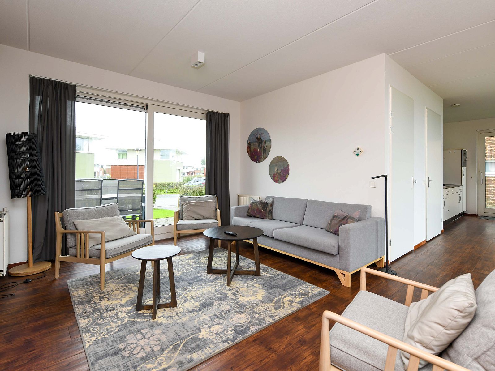 Gezellige woonkamer in de Vrijstaande woning in Anjum, Friese meren, met moderne inrichting en uitzicht op de tuin.