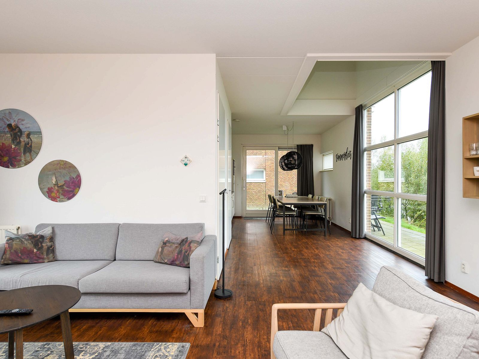 Ruime woonkamer van de Vrijstaande woning in Anjum, Lauwersmeer, Friese meren, met moderne inrichting en uitzicht op de tuin.