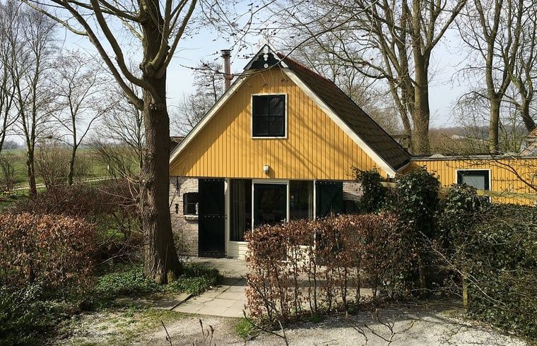 Cottage in Kollumerpomp, Ferienhaus in der Natur von Lauwersmeer, umgeben von Baeumen und Stille.