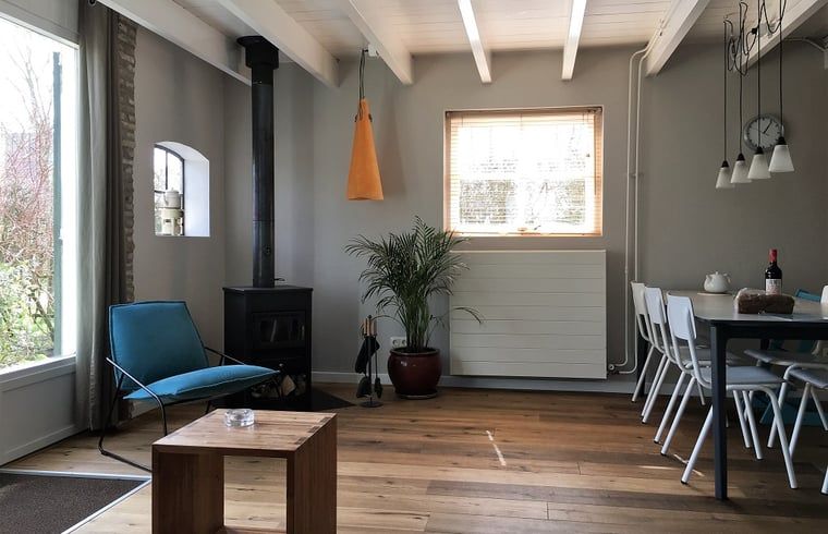 Gemuetliches Wohnzimmer mit Holzofen in Cottage in Kollumerpomp, Ferienhaus in Lauwersmeer.