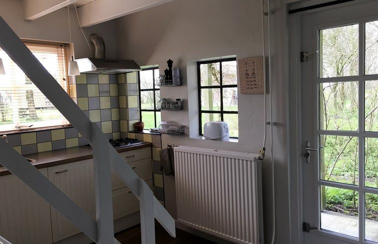 Kueche mit laendlichem Flair im Ferienhaus in Kollumerpomp, Ferienhaus an den friesischen Seen.