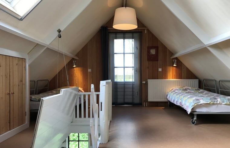 Geraeumiges Dachgeschosszimmer in Cottage in Kollumerpomp, Ferienhaus in Lauwersmeer, mit viel Tageslicht.