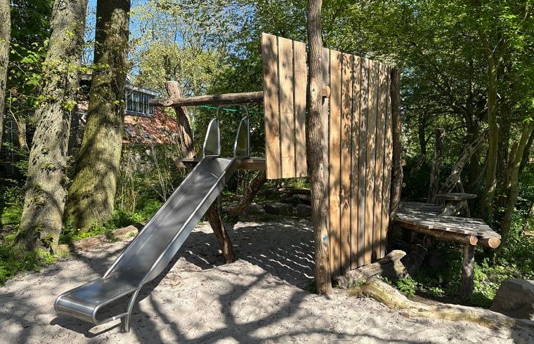 Rutschen Sie auf dem Spielplatz von Cottage in Kollumerpomp, Ferienhaus in Lauwersmeer, fuer stundenlangen Spass.