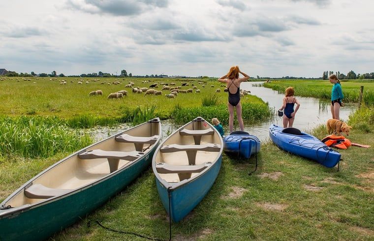 Kanufahren im Cottage in Kollumerpomp, Ferienhaus in Lauwersmeer, umgeben von schoener Natur.