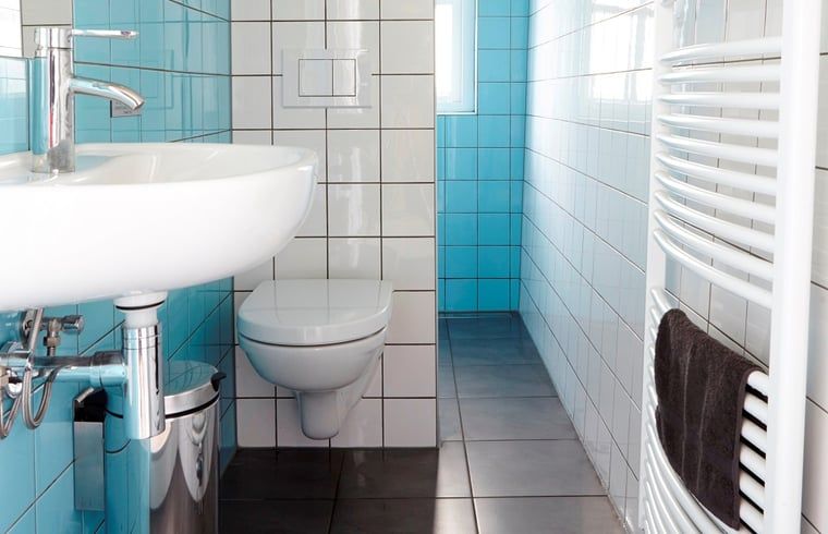 Fresh bathroom in Holiday Home in Kollumerpomp, Lauwersmeer, with modern amenities and sleek design.