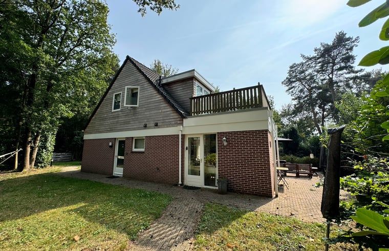 Achterzijde van Vakantiehuis in Spier met zonnig terras in het hart van Midden Drenthe.