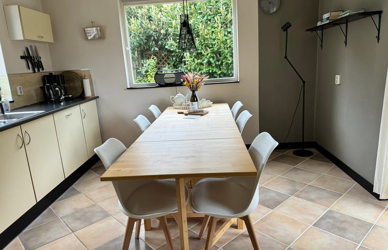 Eetruimte in Vakantiehuis in Spier, biedt een sfeervolle setting voor diners in Drenthe.