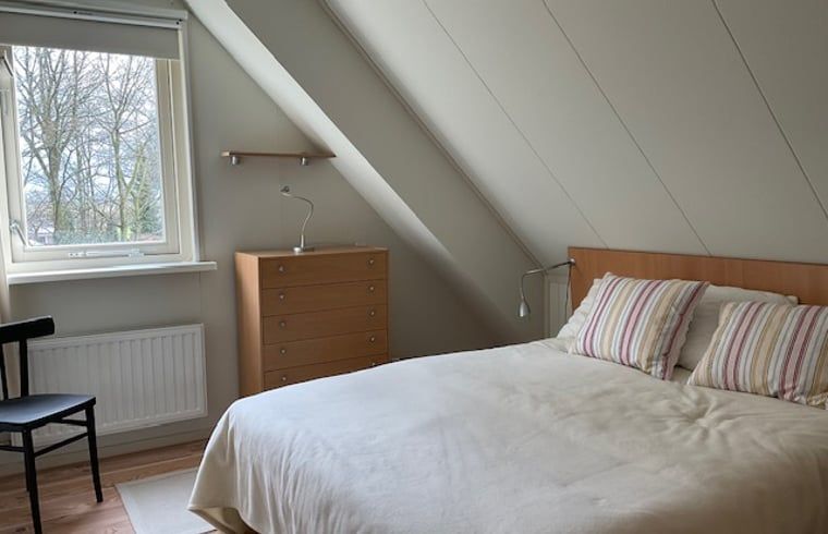 Knusse slaapkamer in Vakantiehuis in Spier, ideaal voor een ontspannen verblijf in Drenthe.