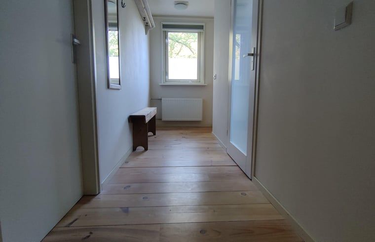 Lichte gang in Vakantiehuis in Spier, biedt toegang tot comfortabele ruimtes in Drenthe.