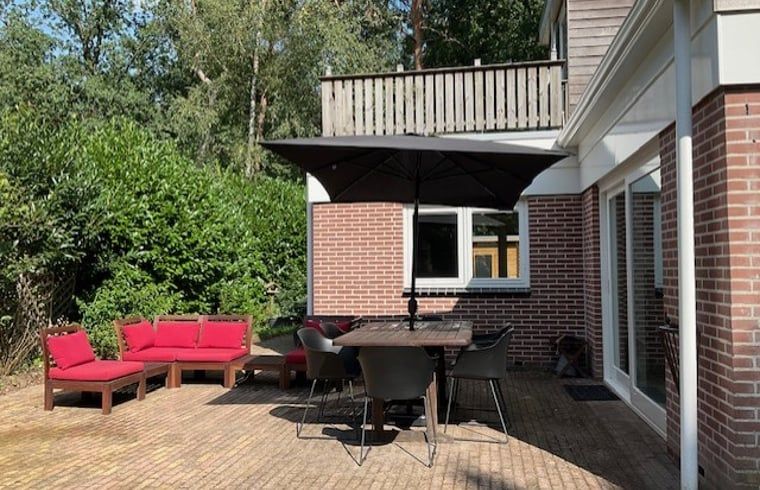 Zonnig terras bij Vakantiehuis in Spier, ideaal voor buitenactiviteiten in Midden Drenthe.