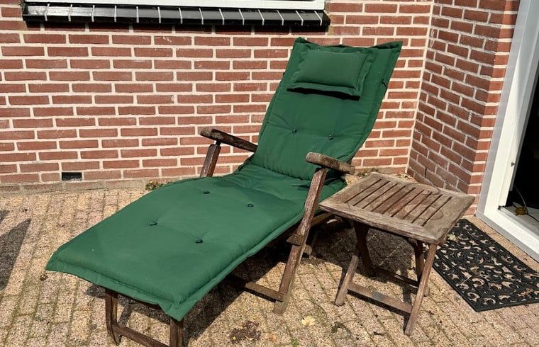 Comfortabele ligstoel op het terras van Vakantiehuis in Spier, perfect voor zonnebaden in Drenthe.