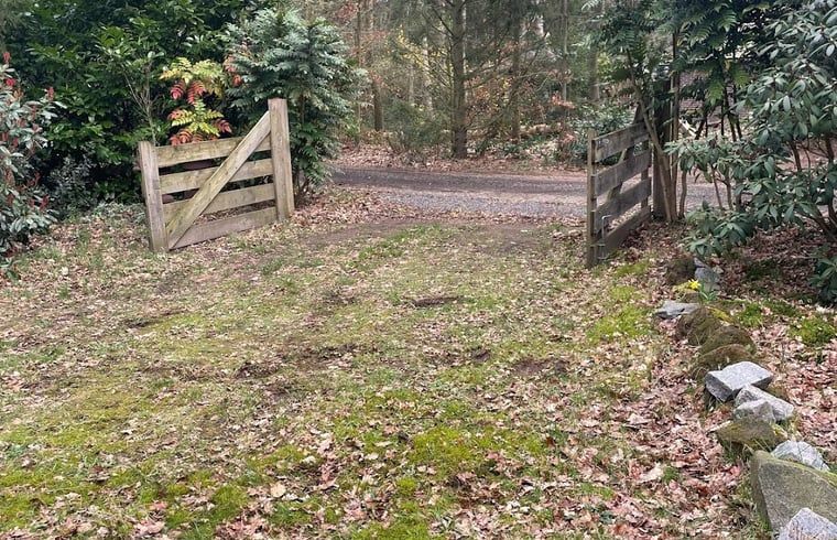 Toegangspoort naar Vakantiehuis in Spier, omgeven door de natuur van Midden Drenthe.