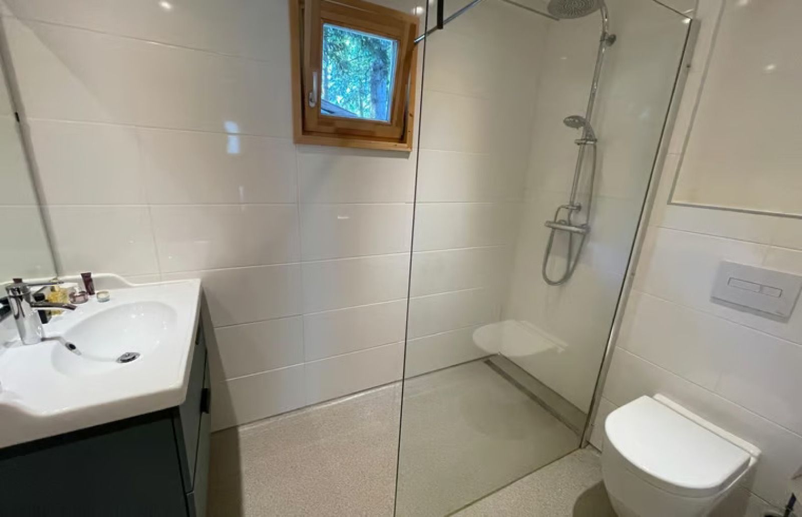 Gemuetliches Wohnzimmer in DG1871, Ferienhaus in Spier, Midden Drenthe mit Blick auf den Garten.