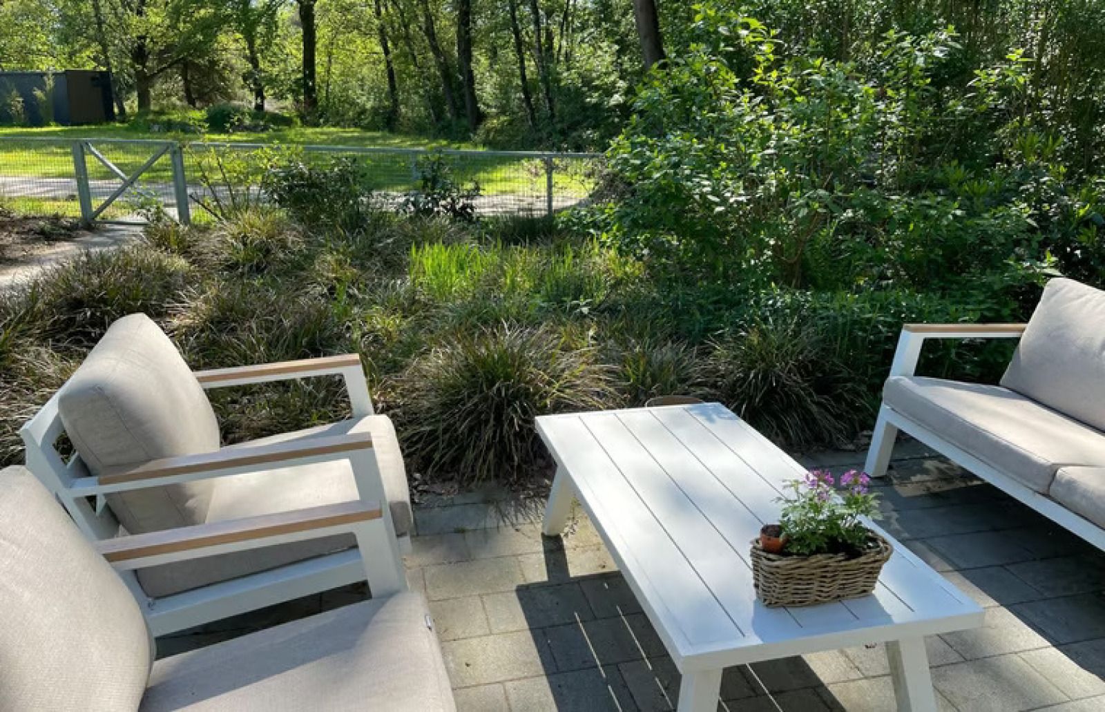 Esstisch in DG1871, Ferienhaus in Spier, Midden Drenthe mit Blick in den Garten.