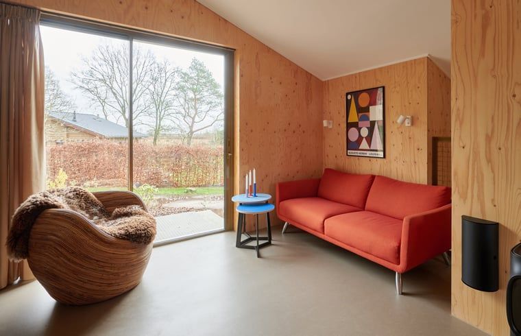 Gezellige woonkamer in Vakantiehuisje in Spier, met uitzicht op de natuurlijke omgeving van Drenthe.