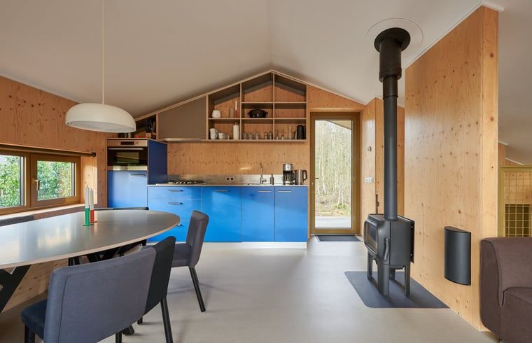 Ruime eetkamer in Vakantiehuisje in Spier, Midden Drenthe, met houtkachel en moderne keuken.