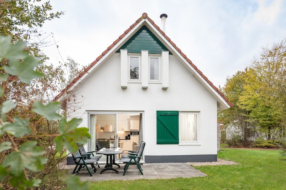 Comfort Plus 5 Bungalow in Hoogersmilde, Midden Drenthe mit Terrasse und gruener Umgebung, ideal fuer einen entspannten Urlaub in Drenthe.