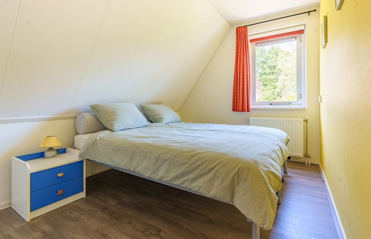 Slaapkamer met uitzicht in Vakantiehuis in Schoonloo, Midden Drenthe.