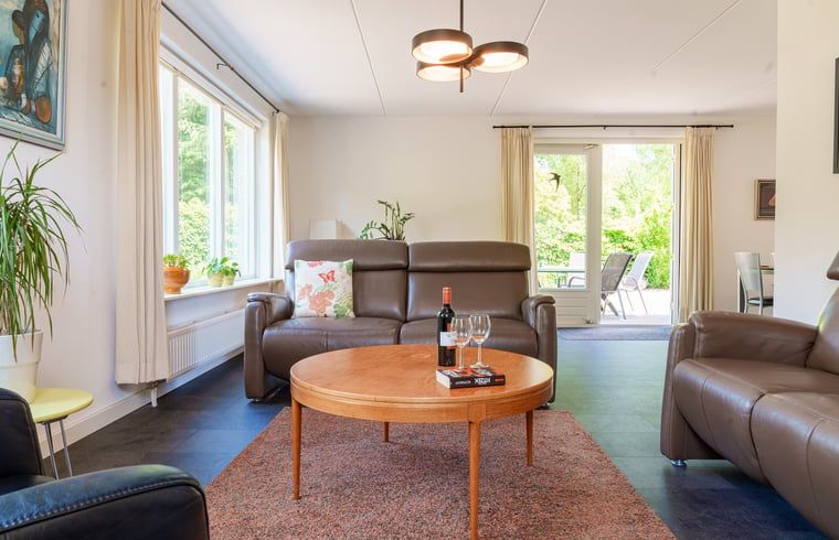 Woonkamer met wijn en glazen in Vakantiehuis in Schoonloo, Midden Drenthe.