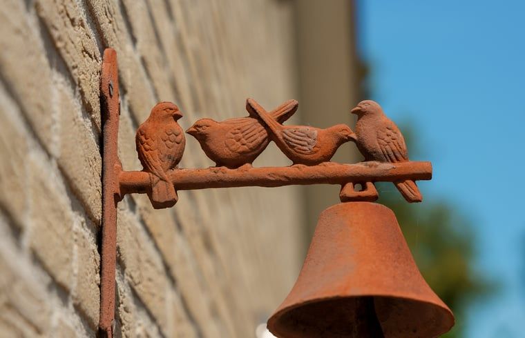 Decoratieve bel met vogels bij Vakantiehuis in Schoonloo, Midden Drenthe.