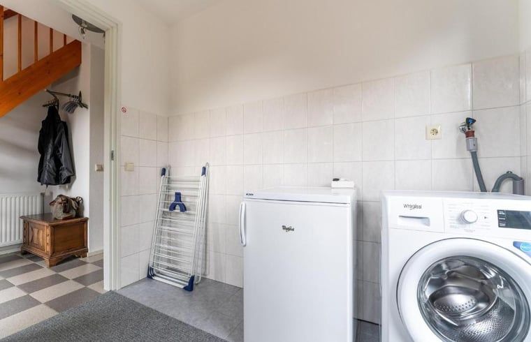 Praktische wasruimte in Vakantiehuis in Schoonloo, Midden Drenthe, met wasmachine.