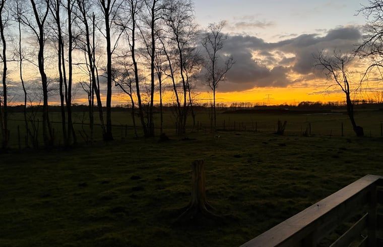 Adembenemende zonsondergang bij Vakantiehuisje in Wezuperbrug, omgeven door natuur in Midden Drenthe, Drenthe.