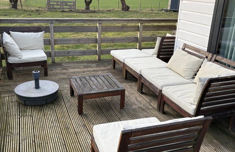 Gezellig terras van Vakantiehuisje in Wezuperbrug met comfortabele zitplaatsen in Midden Drenthe, Drenthe.