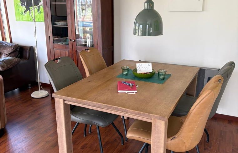 Eethoek in Vakantiehuisje in Wezuperbrug met moderne inrichting in Midden Drenthe, Drenthe.