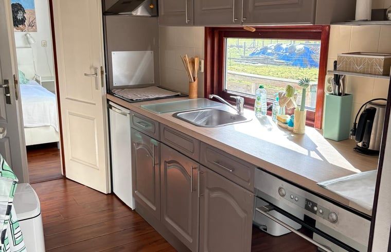 Volledig uitgeruste keuken in Vakantiehuisje in Wezuperbrug met uitzicht op de tuin in Midden Drenthe, Drenthe.