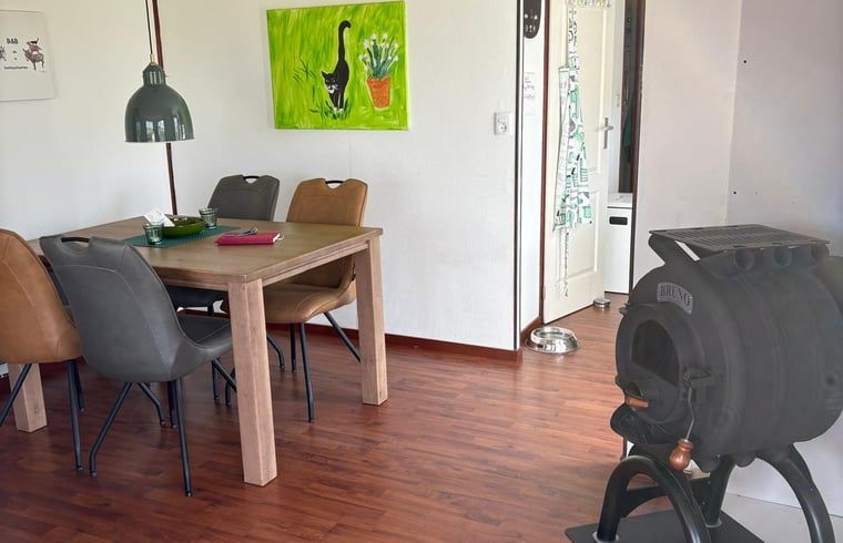 Sfeervolle eetkamer met kunst in Vakantiehuisje in Wezuperbrug, Midden Drenthe, Drenthe.