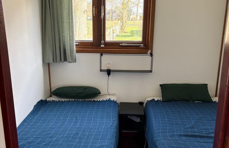 Knusse slaapkamer met twee bedden in Vakantiehuisje in Wezuperbrug, Midden Drenthe, Drenthe.