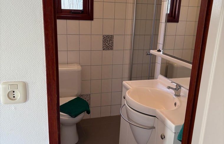 Moderne badkamer in Vakantiehuisje in Wezuperbrug met strakke afwerking in Midden Drenthe, Drenthe.