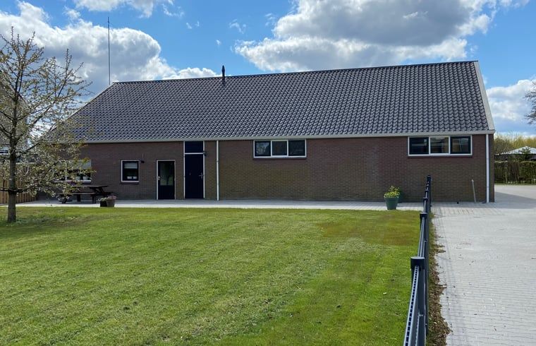 Der grosse Rasen des Ferienhauses in Beilen, Zentral-Drenthe, bietet einen entspannenden Platz im Freien.