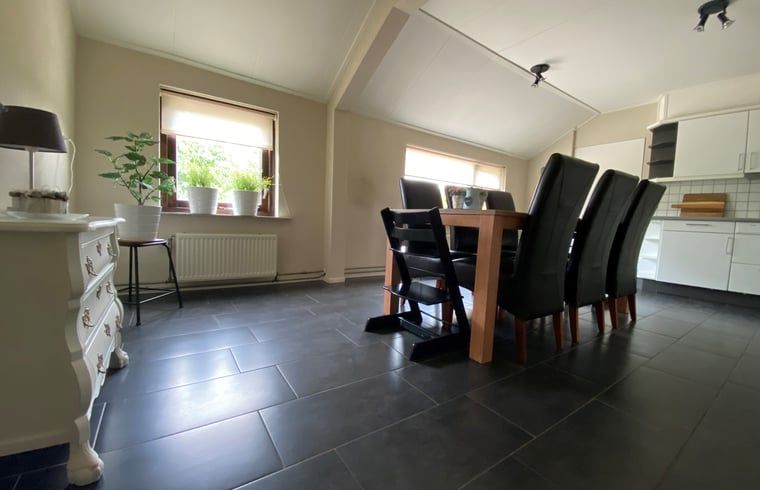 Vollstaendig ausgestattete Kueche im Ferienhaus in Beilen, Midden Drenthe, mit grossem Esstisch.