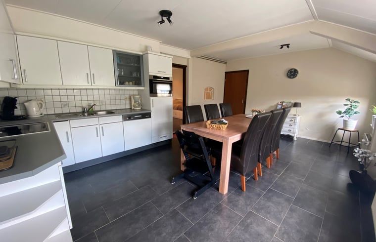 Esstisch und Kueche im Ferienhaus in Beilen, Zentral-Drenthe, ideal fuer Familienessen.