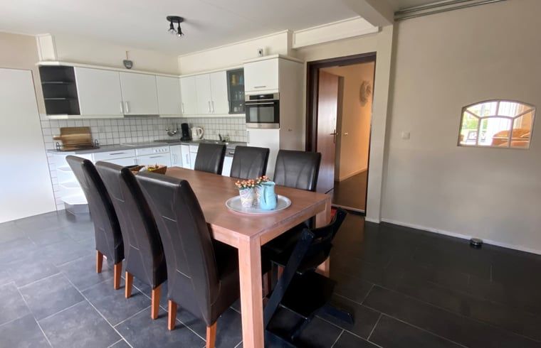 Gemuetliches Schlafzimmer im Ferienhaus in Beilen, Zentral-Drenthe, mit bequemem Doppelbett.