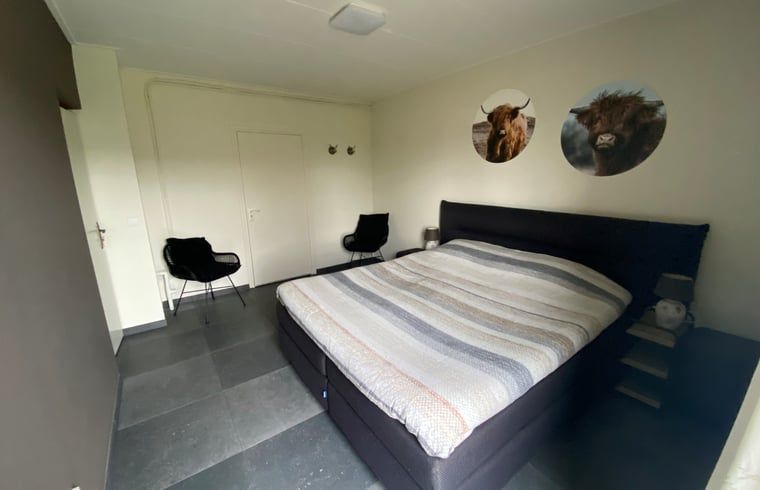 Zweites Schlafzimmer im Ferienhaus in Beilen, Zentral-Drenthe, mit zwei Einzelbetten.