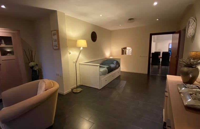 Kinderzimmer mit Kinderbett im Ferienhaus in Beilen, Zentral-Drenthe, fuer die Kleinsten.