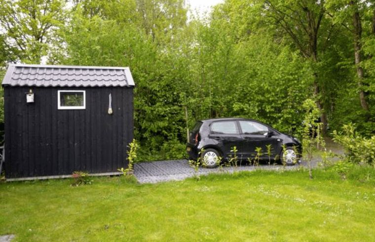 Vakantiehuis in Gasselte, Drenthe biedt een rustige parkeerplek naast het huisje, omgeven door groene natuur in Midden Drenthe.