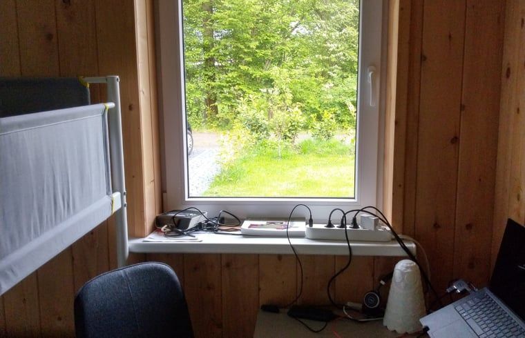 Uitzicht vanuit Vakantiehuis in Gasselte, Drenthe. Geniet van de groene omgeving en rust in dit gezellige vakantieverblijf.