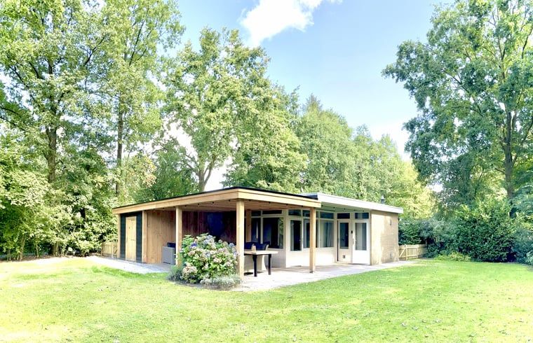 Geniet van de serene omgeving bij Huisje in Gasselte, een vakantiehuis in Midden Drenthe met een ruim terras en groene natuur.