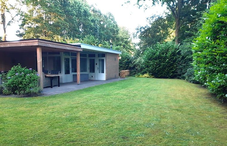 Huisje in Gasselte, een vakantiehuis in het groene hart van Midden Drenthe, biedt een serene tuin en terras omgeven door natuur.