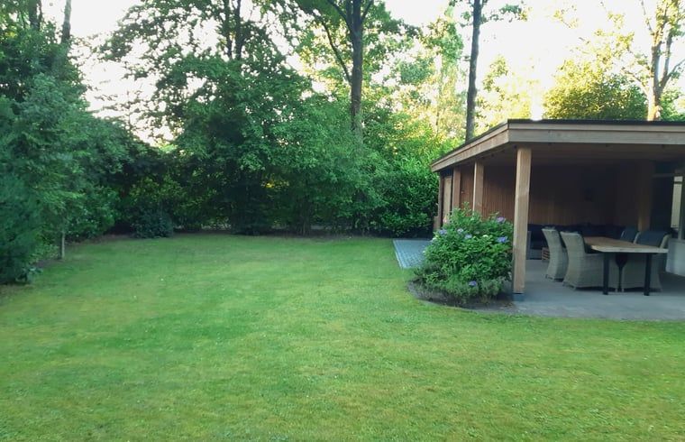 Geniet van de serene tuin en het ruime terras van Huisje in Gasselte, een charmant vakantiehuis in het groene hart van Drenthe.