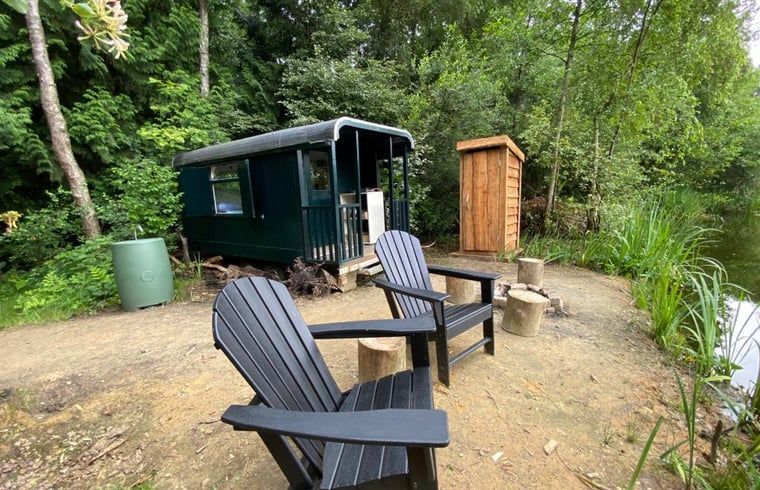 Ontspan bij het Vakantiehuisje in Papenvoort, Midden Drenthe, met een rustiek terras en uitzicht op de omliggende natuur.