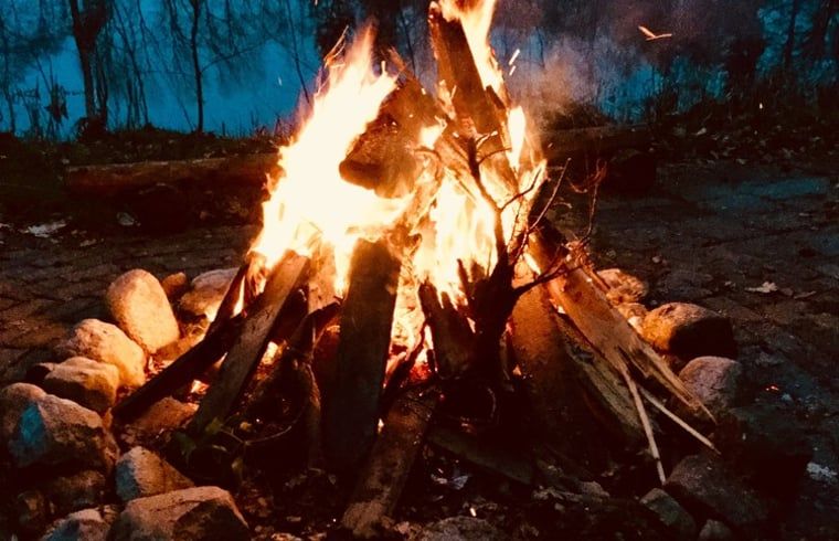 Geniet van een sfeervol kampvuur bij Vakantiehuisje in Papenvoort, gelegen in de rustieke natuur van Midden Drenthe, Drenthe.