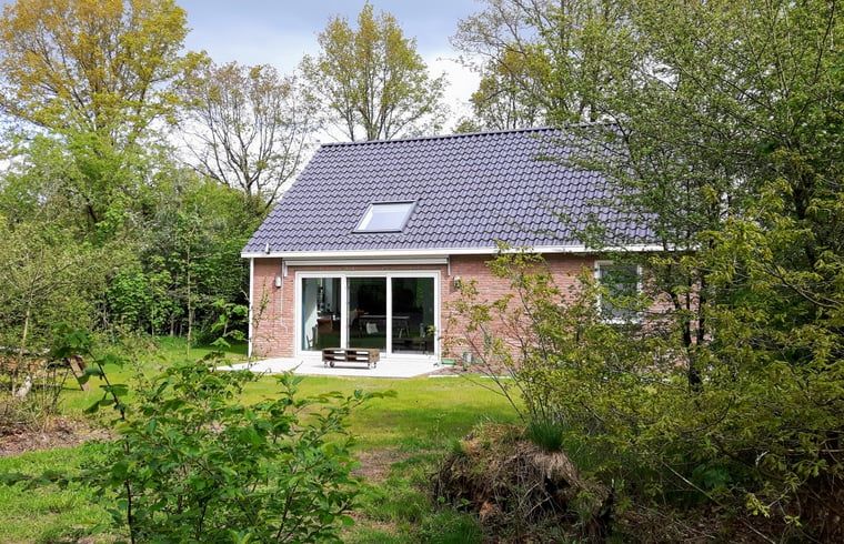 Vakantiehuis in Westerbork, gelegen in de groene natuur van Midden Drenthe, Drenthe, met een uitnodigende veranda.