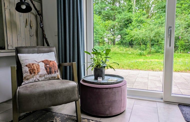 Comfortabele leeshoek in Vakantiehuis in Westerbork met uitzicht op de natuur van Midden Drenthe, Drenthe.
