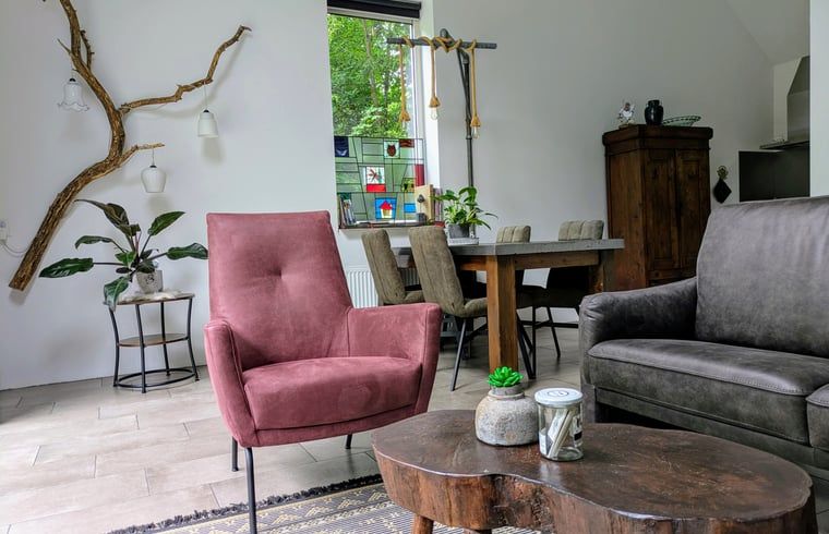 Stijlvolle woonkamer van Vakantiehuis in Westerbork, perfect voor een gezellig verblijf in Midden Drenthe, Drenthe.