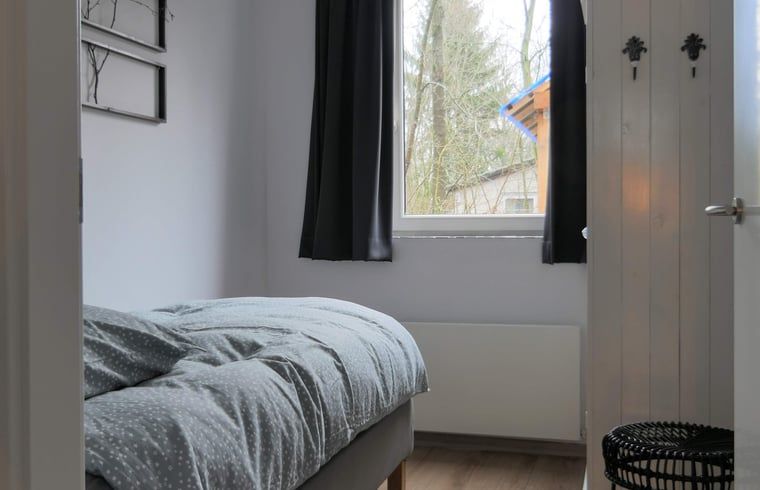 Compacte slaapkamer in Vakantiehuis in Westerbork, ideaal voor een rustig verblijf in Midden Drenthe, Drenthe.