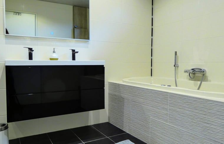 Stijlvolle badkamer met ligbad in Vakantiehuis in Westerbork, perfect voor ontspanning in Midden Drenthe, Drenthe.